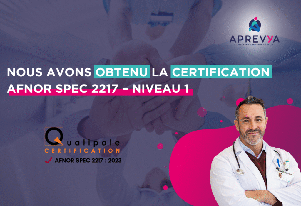 Aprevya obtient la certification AFNOR SPEC 2217 niveau 1 – visuel avec logo Qualipole, médecin souriant et équipe unie en arrière-plan