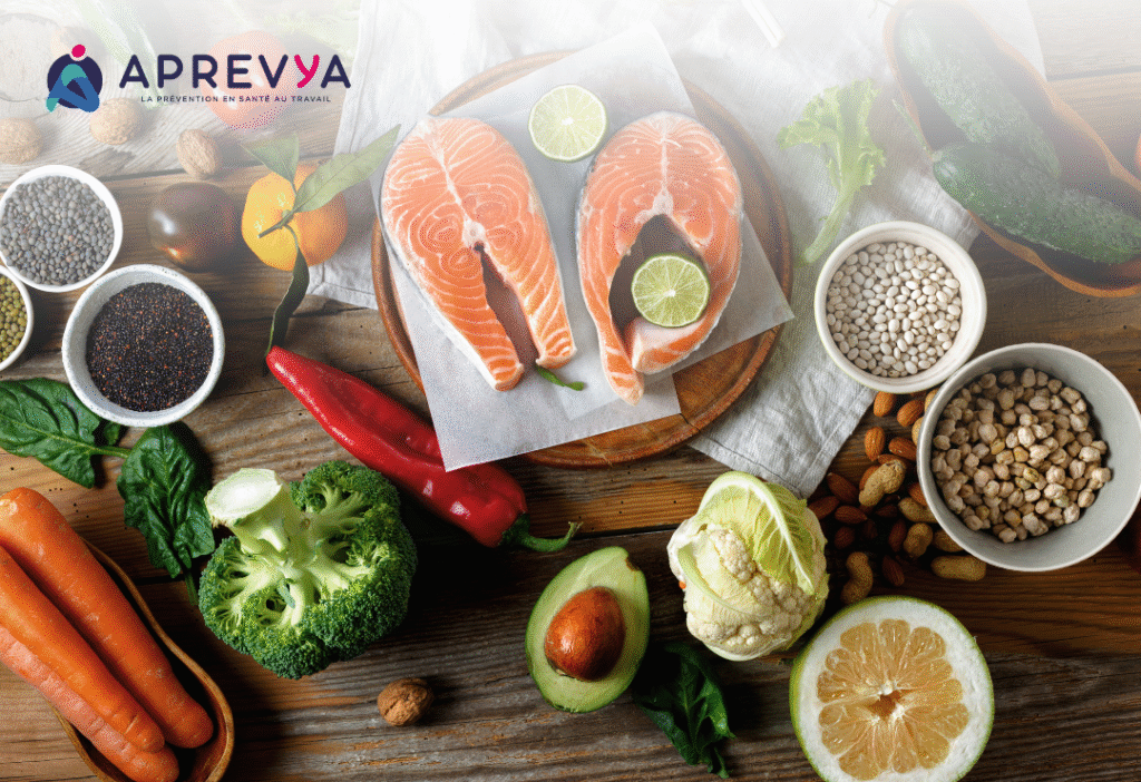 Assortiment d’aliments sains – saumon, avocat, brocoli, légumineuses, agrumes et graines – illustrant une alimentation équilibrée bénéfique pour la prévention du cancer et la santé au travail, par Aprevya.