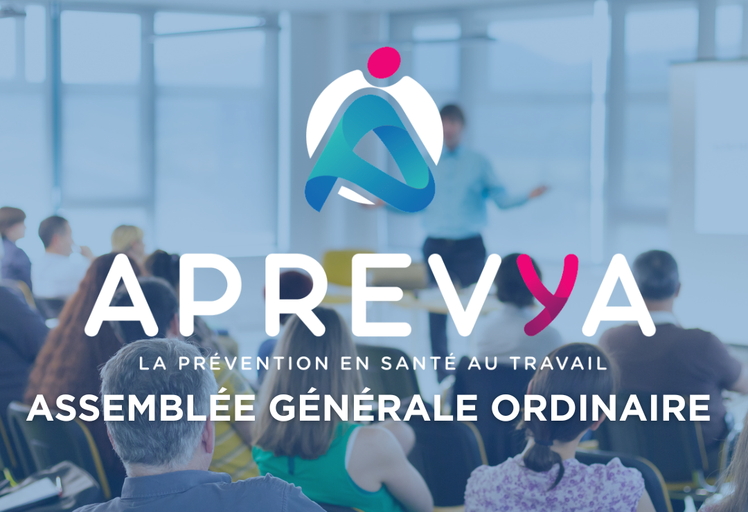 Visuel d’Aprevya pour l’Assemblée Générale Ordinaire, avec logo au premier plan et public en conférence.